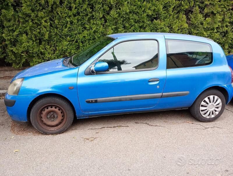 Usata 2002 Renault Clio II Due volumi | 1500 € (Buon prezzo) - Immagine 1/4
