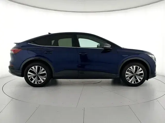 Käytetty Audi Q4 e-tron Advanced Plus 150 kW (204 HP) 2024 Sininen Katumaasturi
