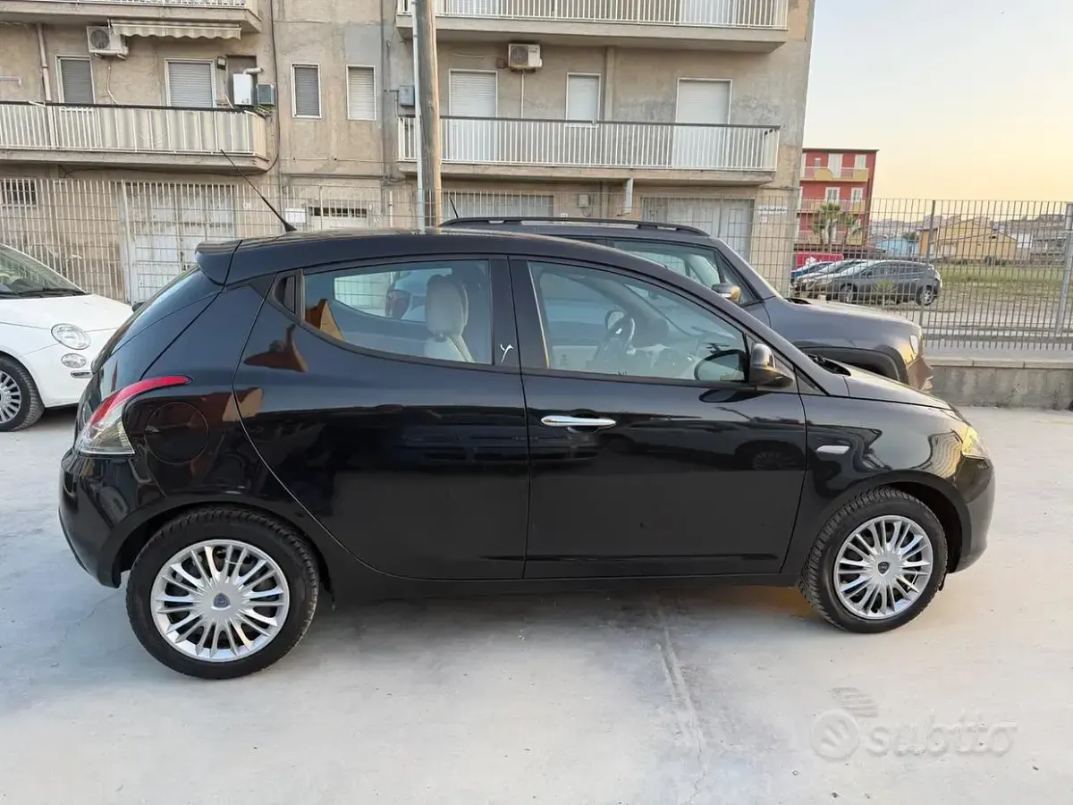 Usata Lancia Ypsilon Silver 69 CV (50 kW) 2014 Nero Utilitaria