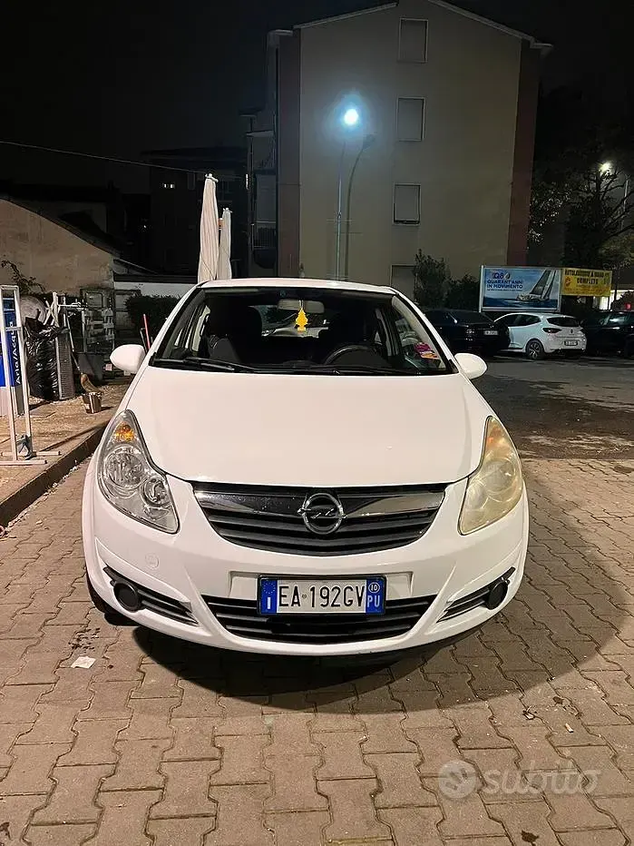 Usata Opel Corsa 65 CV (47 kW) 2010 Bianco Utilitaria