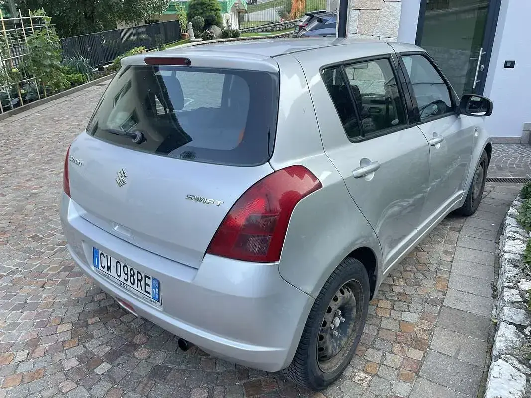 Usata Suzuki Swift GLX 69 CV (50 kW) 2005 Grigio Utilitaria