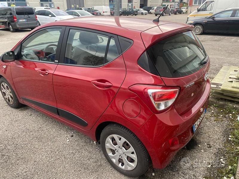 Usata Hyundai i10 Edition 67 CV (49 kW) 2015 Rosso Utilitaria