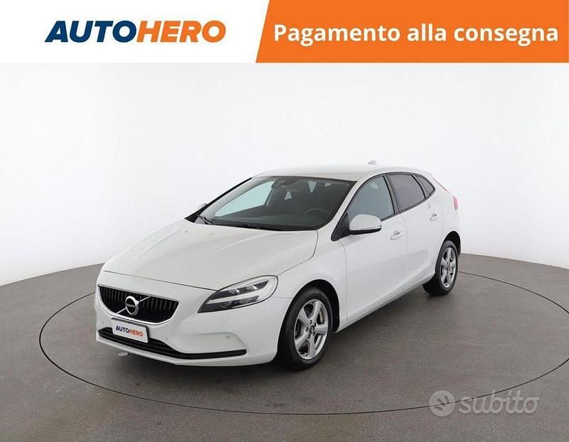 Bianco Usata 2018 Volvo V40 Momentum Tre volumi | 12.799 € (Buon prezzo) - Immagine 1/2
