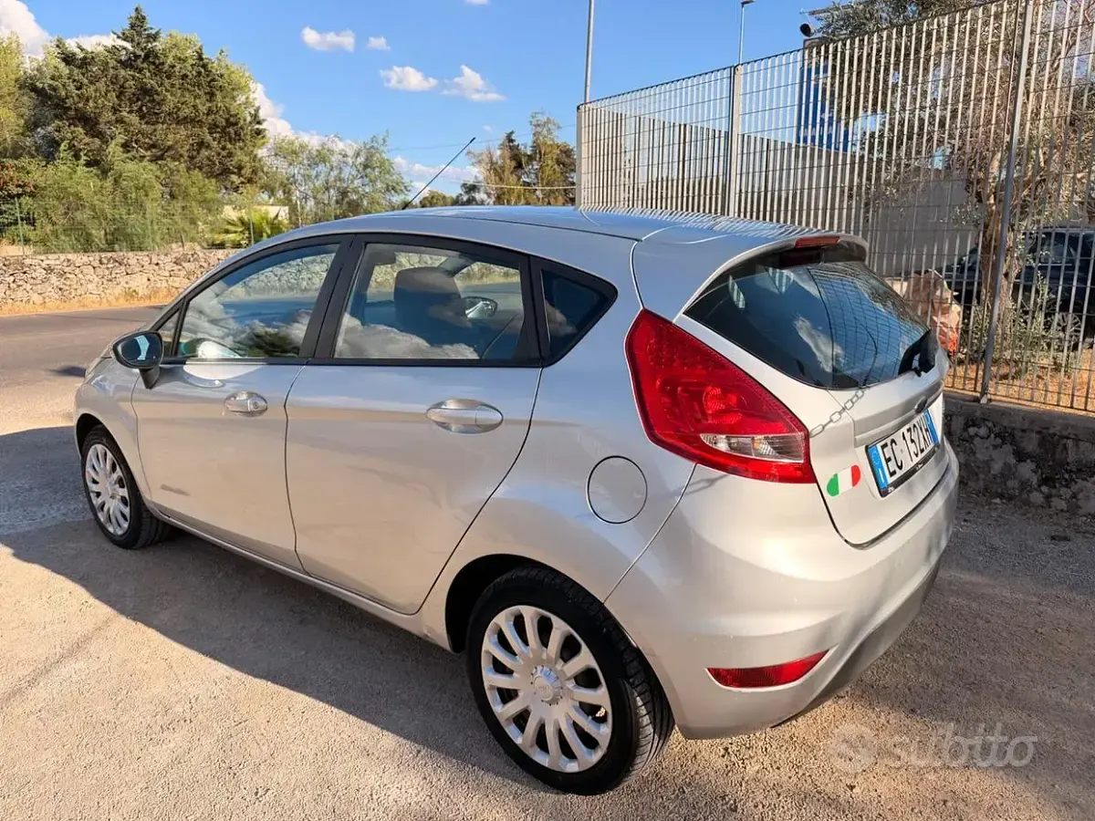 Usata Ford Fiesta 60 CV (44 kW) 2010 Grigio Berlina