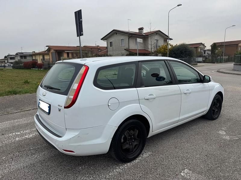 Usata Ford Focus 110 CV (80 kW) 2010 Bianco Station wagon