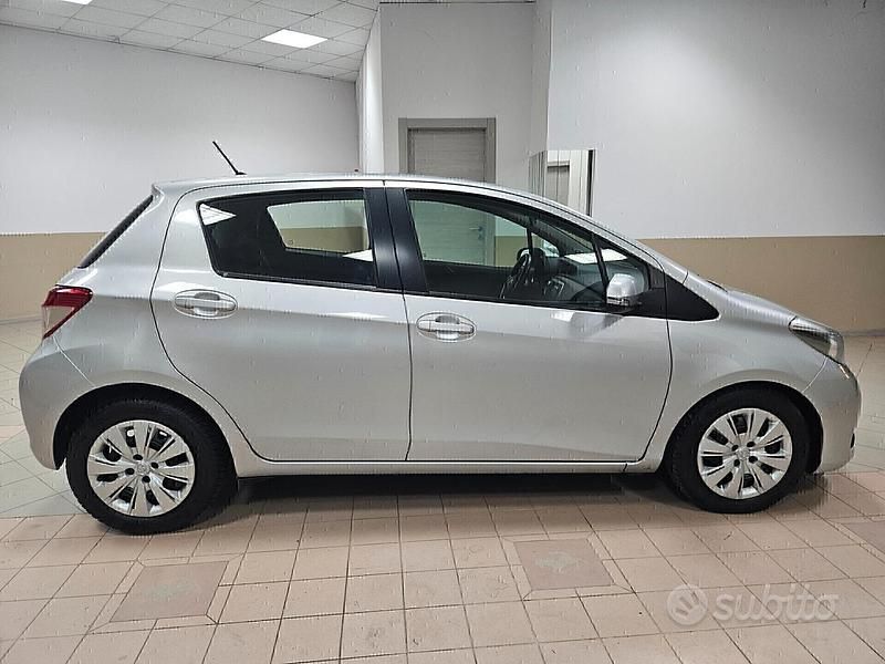 Usata Toyota Yaris Lounge 90 CV (66 kW) 2013 Grigio Utilitaria