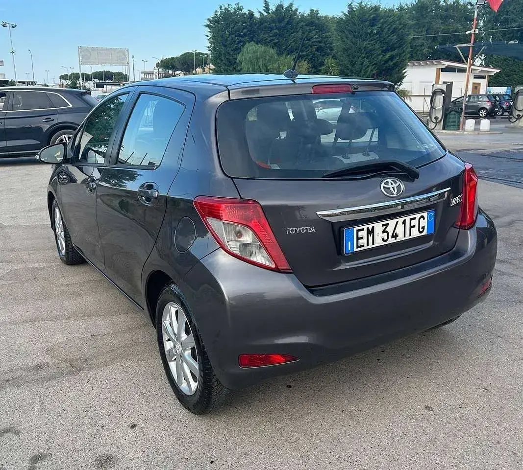 Usata Toyota Yaris Lounge 90 CV (66 kW) 2012 Grigio Utilitaria