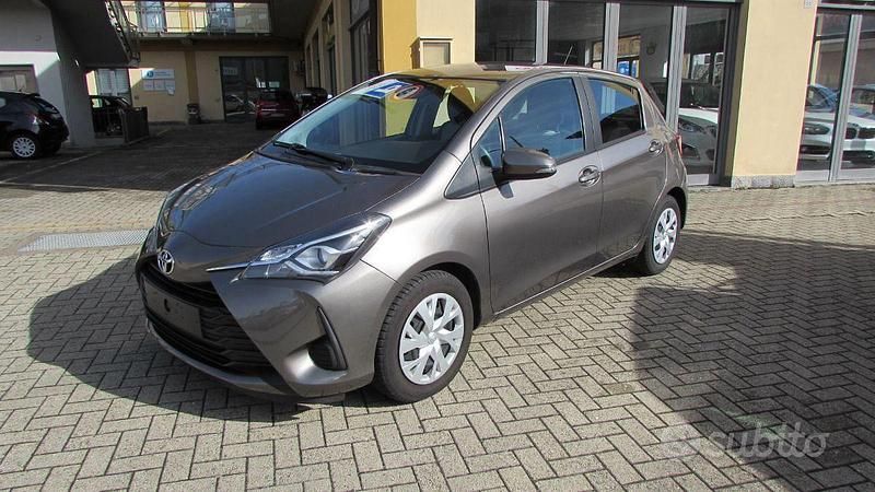 Usata Toyota Yaris Business Edition 51 CV (37 kW) 2017 Grigio Berlina