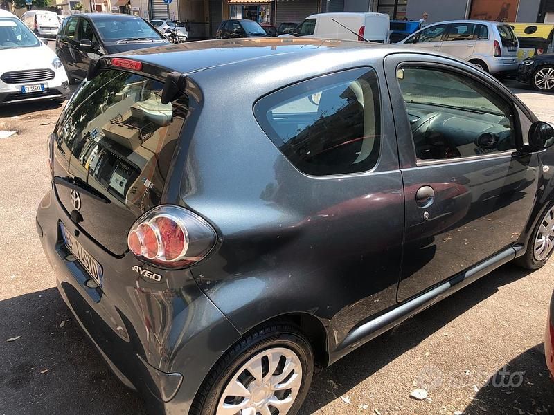 Usata Toyota Aygo 68 CV (50 kW) 2011 Grigio Utilitaria