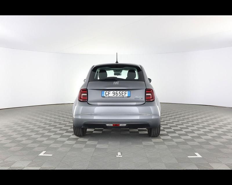 Usata Fiat 500e Passion 86 kW (118 CV) 2021 Grigio colosseo Berlina