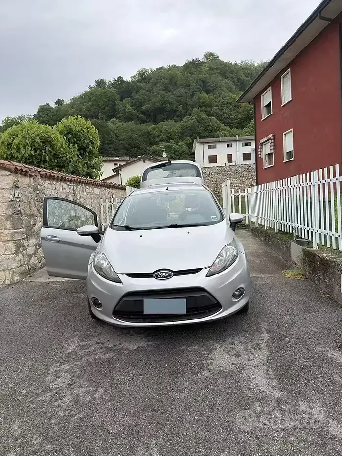 Usata Ford Fiesta 70 CV (51 kW) 2011 Grigio Berlina