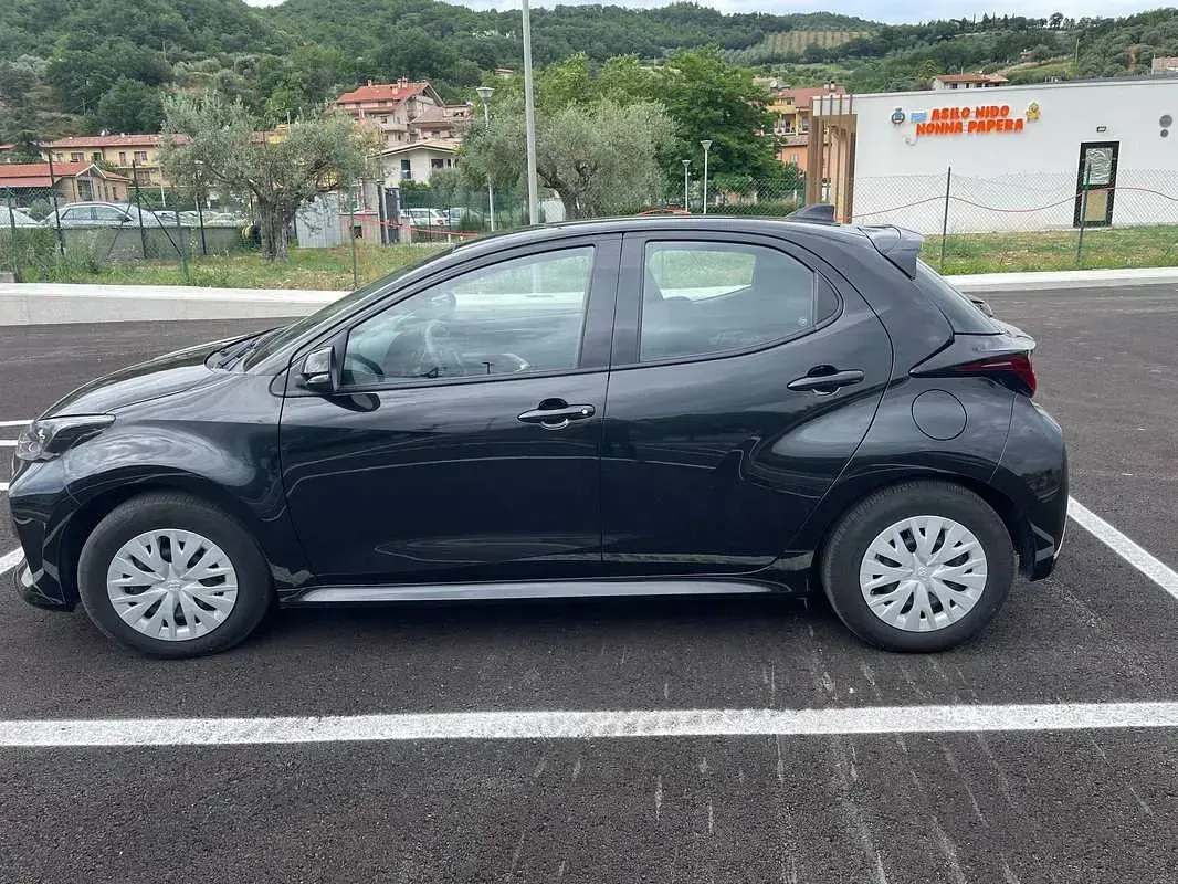 Usata Toyota Yaris Hybrid Active 92 CV (67 kW) 2024 Nero Berlina