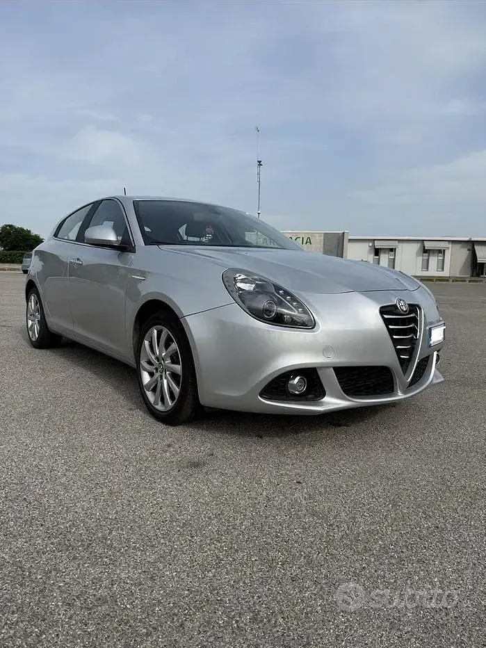 Usata Alfa Romeo Giulietta Distinctive 109 CV (80 kW) 2015 Grigio Utilitaria