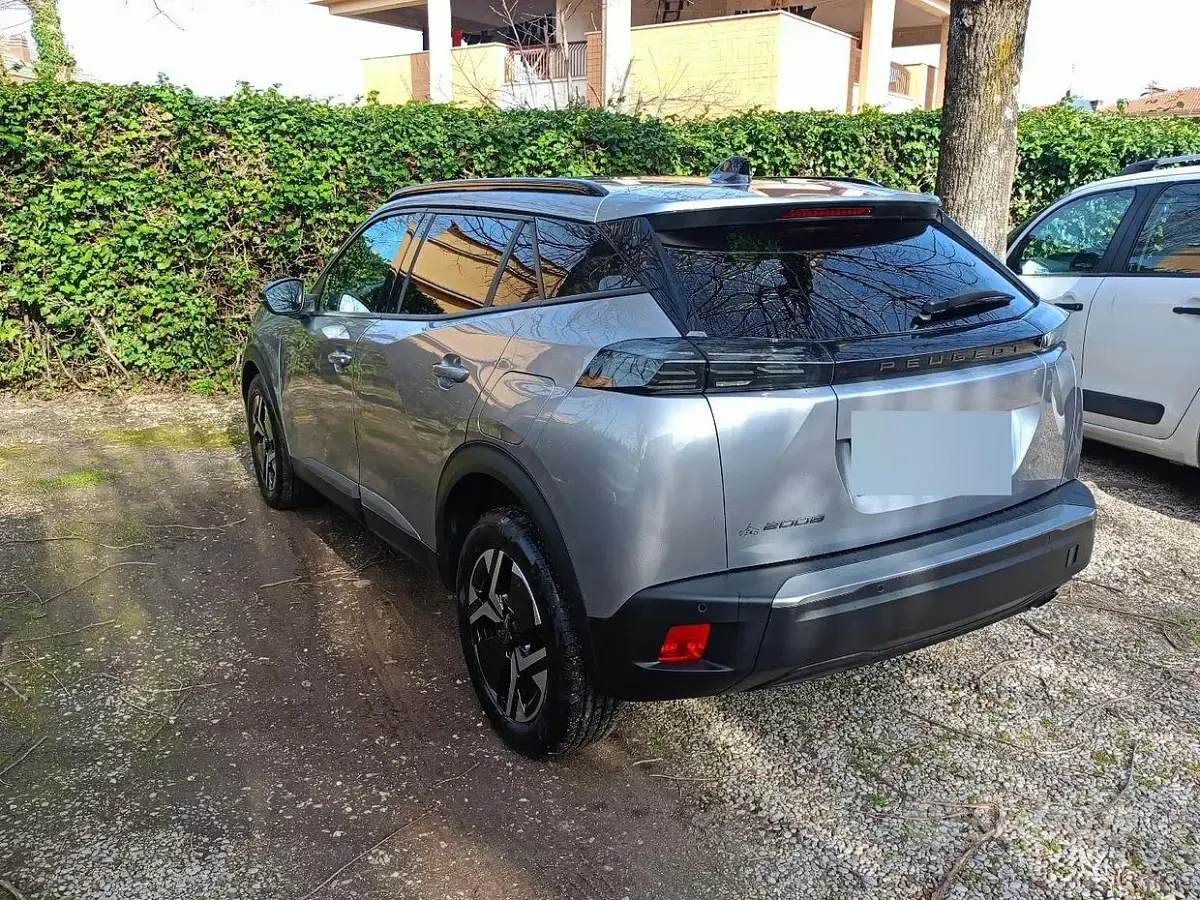 Usata Peugeot 2008 Allure 101 CV (74 kW) 2024 Grigio SUV
