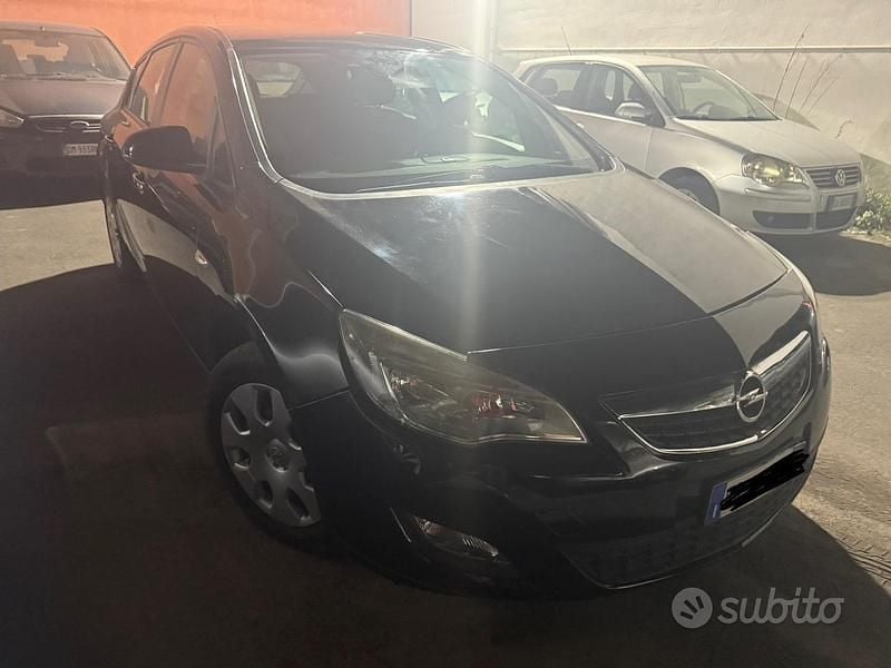 Usata Opel Astra 140 CV (102 kW) 2010 Nero Berlina