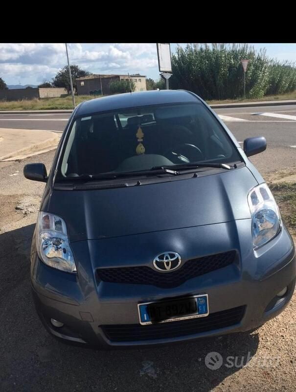 Grigio Usata 2009 Toyota Yaris Tre volumi | 2000 € (Super prezzo) - Immagine 1/4