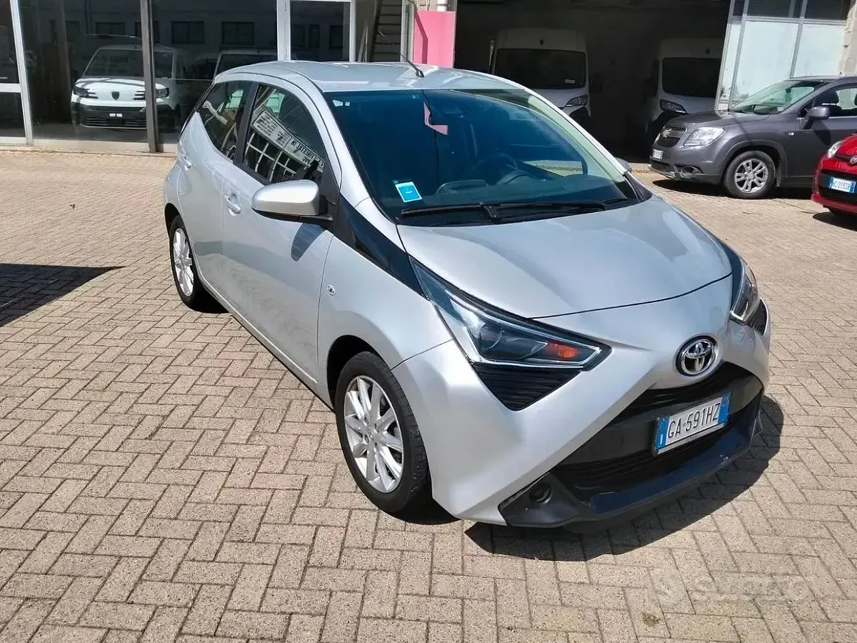 Usata Toyota Aygo Connect Style 72 CV (52 kW) 2020 Grigio Utilitaria