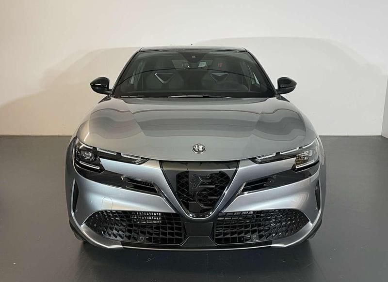 Nuova Alfa Romeo Junior Edizione Speciale 145 CV (106 kW) 2026 Grigio arese tetto nero SUV
