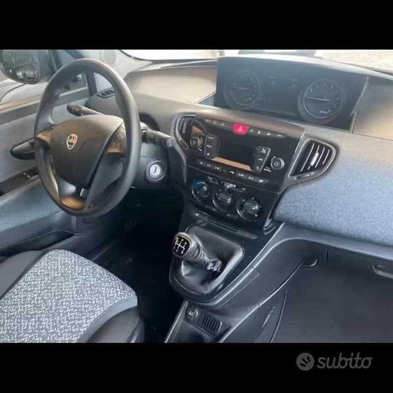 Usata Lancia Ypsilon Silver 69 CV (50 kW) 2021 Argento Utilitaria