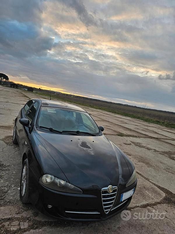 Usata Alfa Romeo 147 120 CV (88 kW) 2006 Blu Utilitaria