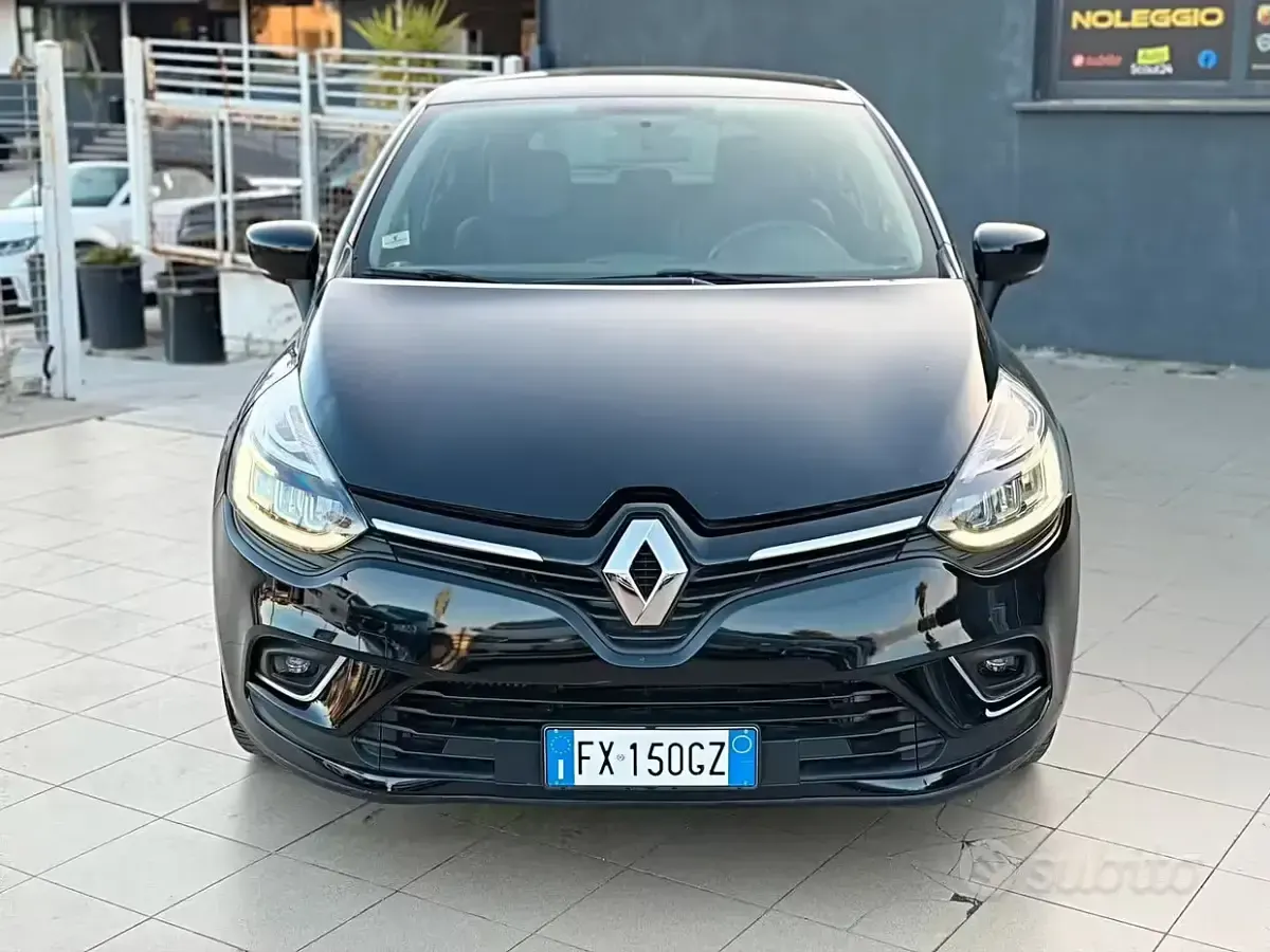 Käytetty Renault Clio IV Intens 90 HP (66 kW) 2019 Musta Sedan