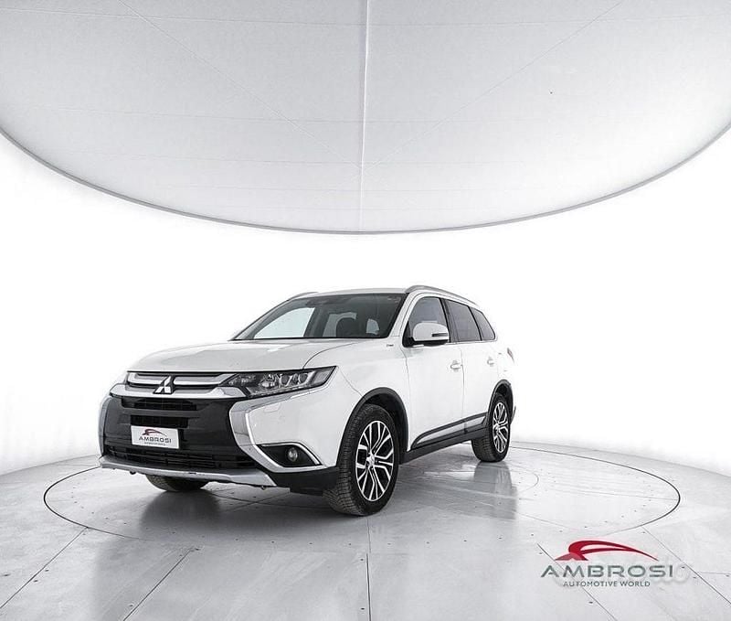 Bianco Usata 2019 Mitsubishi Outlander Instyle SUV | 11.957 € (Cara) - Immagine 1/4