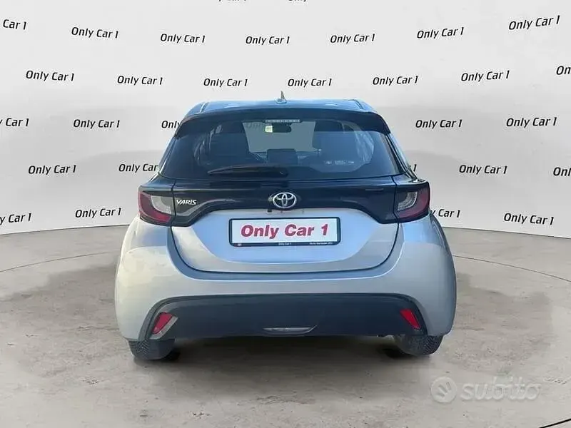 Usata Toyota Yaris Business Edition 72 CV (52 kW) 2023 Grigio Utilitaria