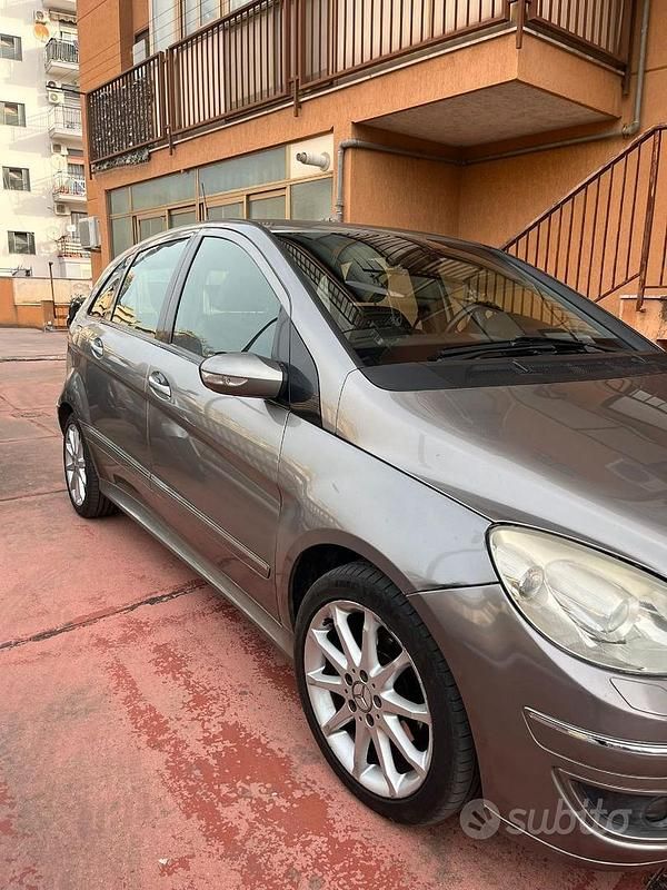 Usata Mercedes B200 140 CV (102 kW) 2006 Grigio Monovolume