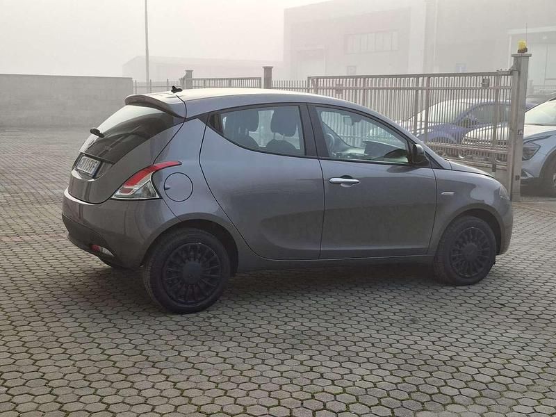 Usata Lancia Ypsilon Silver 69 CV (50 kW) 2023 Grigio Utilitaria