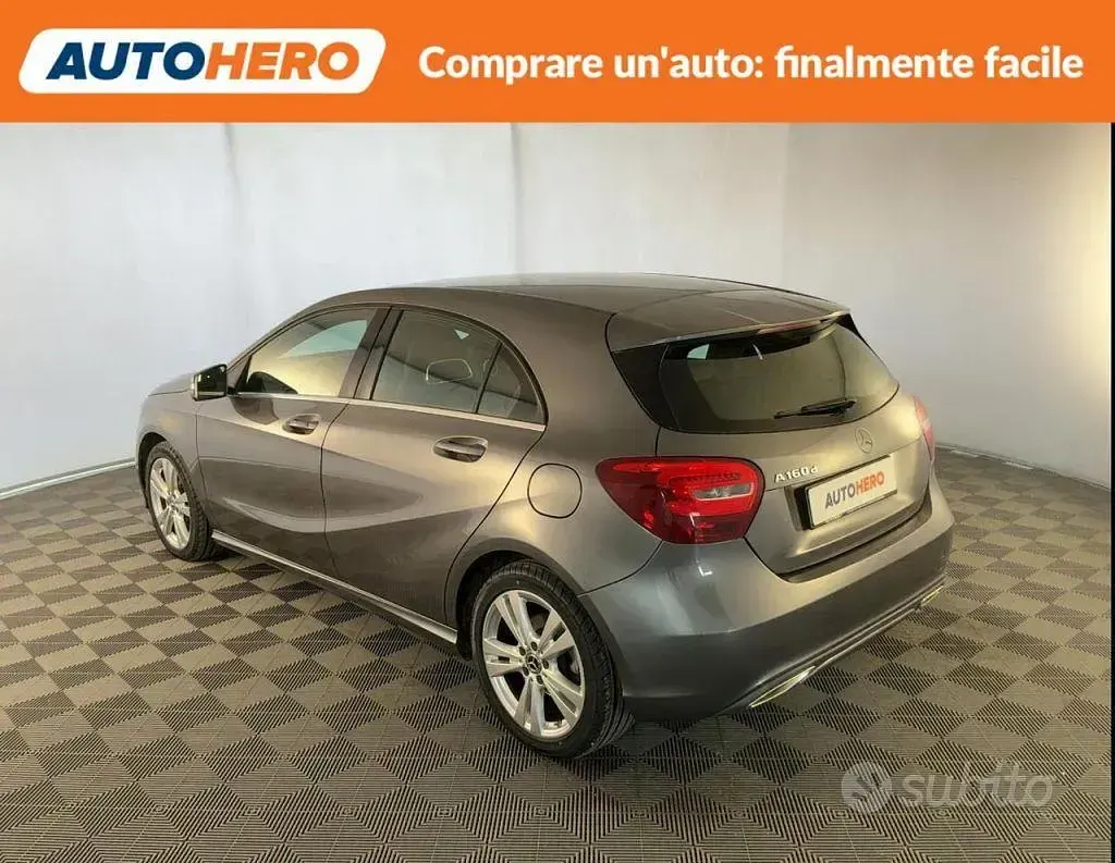 Usado Mercedes A160 90 CV (66 kW) 2017 Gris Berlina