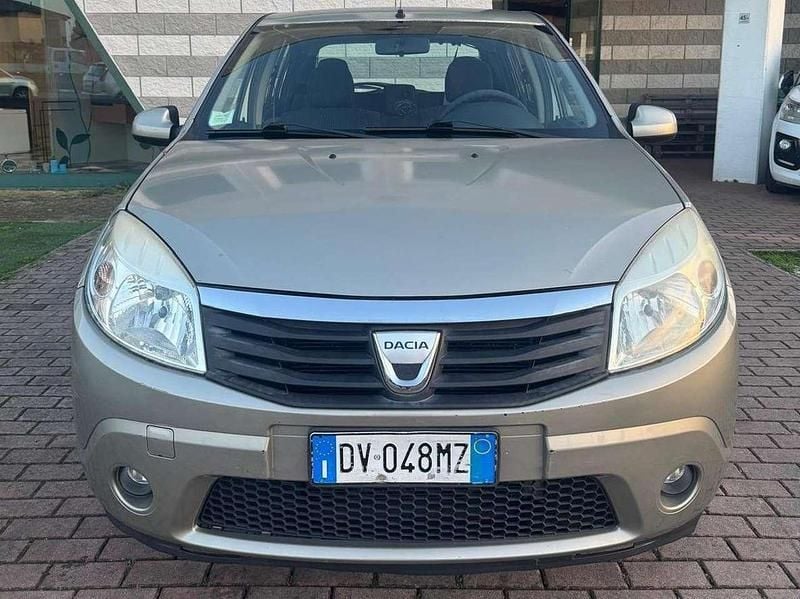 Grigio Usata 2009 Dacia Sandero Lauréate Tre volumi | 3900 € (Buon prezzo) - Immagine 1/4