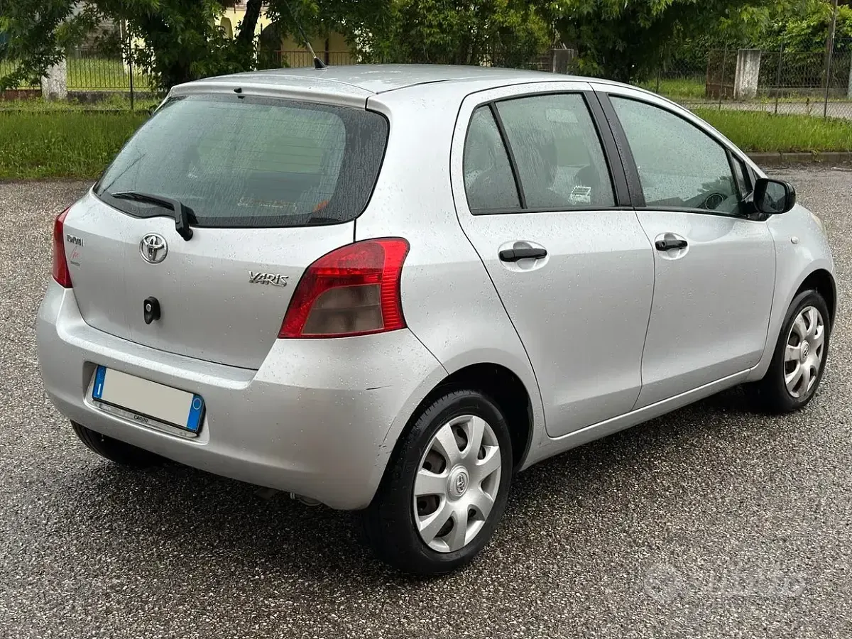 Second-hand Toyota Yaris 69 CP (50 kW) 2008 Gri Hatchback