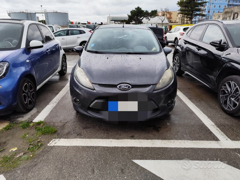 Grigio Usata 2010 Ford Fiesta Due volumi | 2200 € (Ottimo prezzo) - Immagine 1/4