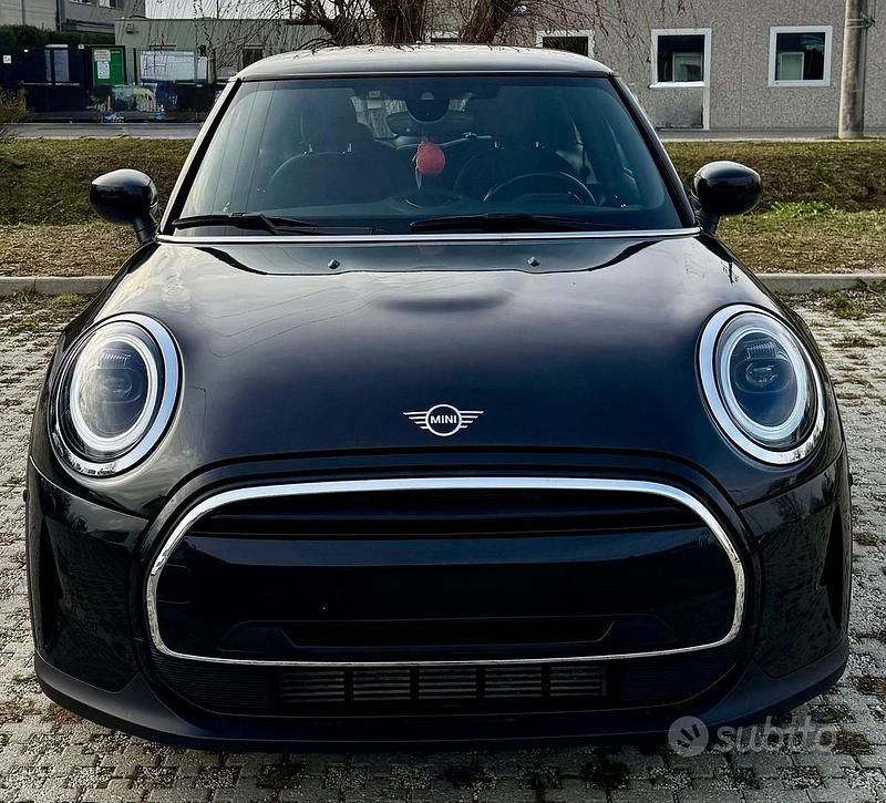 Begagnad Mini ONE 75 HK (55 kW) 2022 Svart Halvkombi