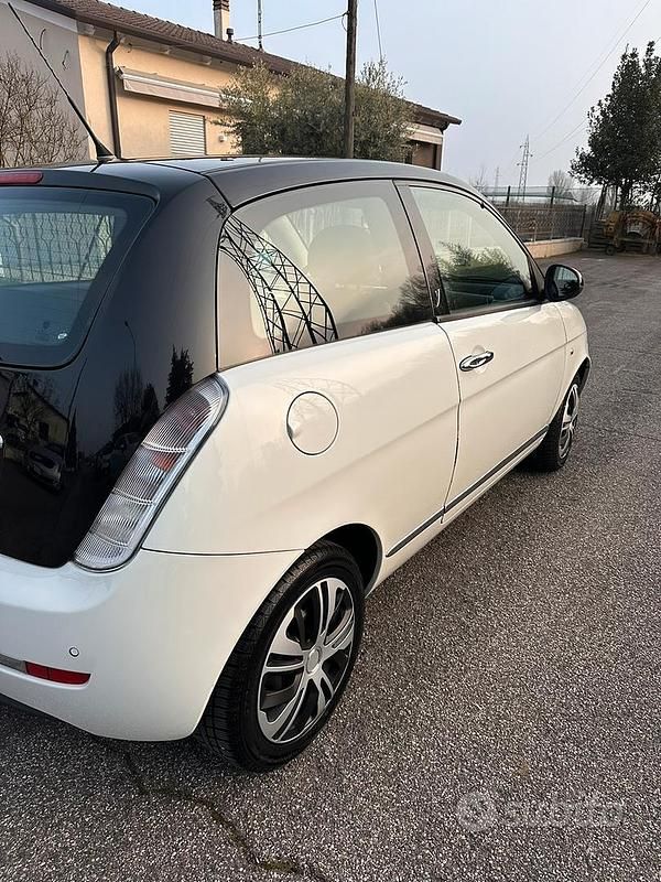 Usata Lancia Ypsilon 60 CV (44 kW) 2011 Bianco Utilitaria