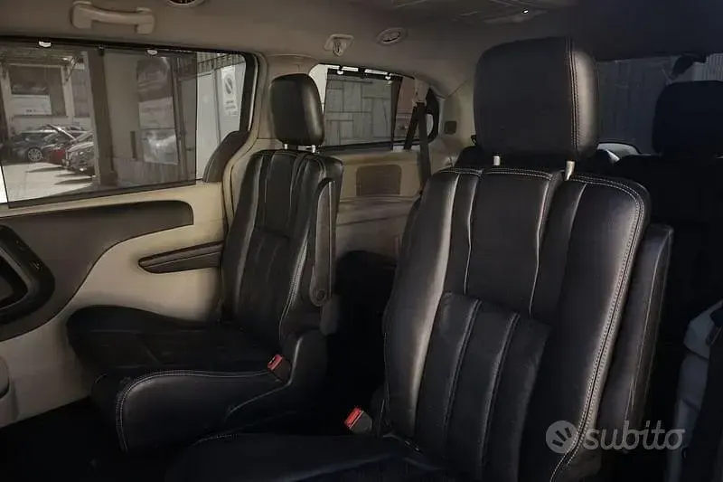 Usata Lancia Voyager Gold 163 CV (119 kW) 2012 Grigio Monovolume