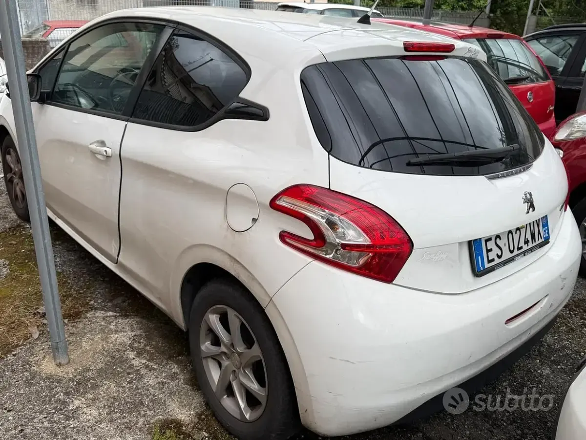 Usata Peugeot 201 68 CV (50 kW) 2013 Bianco Berlina