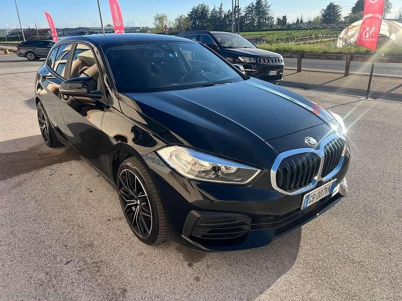 Begagnad BMW 118 Advantage 150 HK (110 kW) 2020 Svart Halvkombi