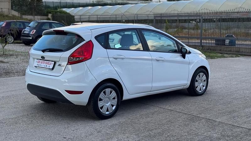 Usata Ford Fiesta 68 CV (50 kW) 2011 Bianco Utilitaria