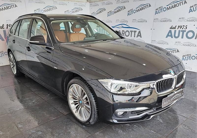 Usata BMW 330 Luxury Line 477 CV (350 kW) 2017 Blu Station wagon