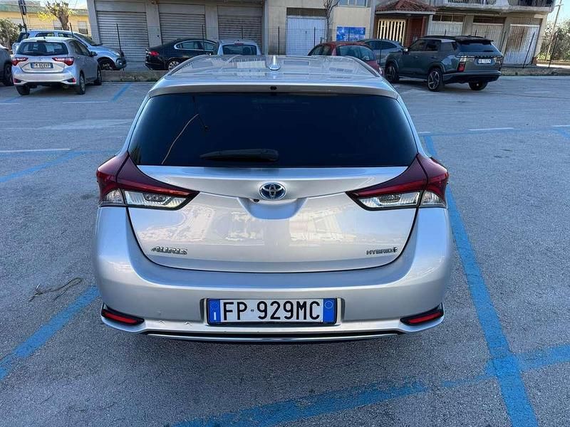 Usata Toyota Auris Hybrid Style 99 CV (72 kW) 2018 Argento Berlina