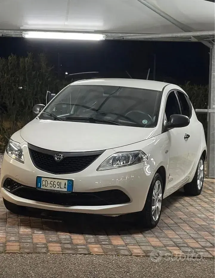 Usata Lancia Ypsilon 69 CV (50 kW) 2021 Bianco Utilitaria