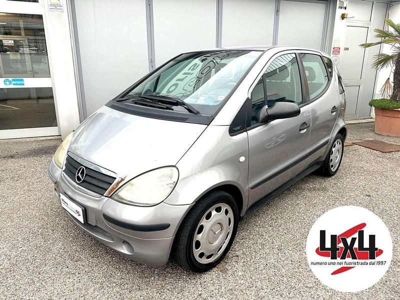 Argento Usata 2000 Mercedes A170 Classic Tre volumi | 1990 € (Buon prezzo) - Immagine 1/4