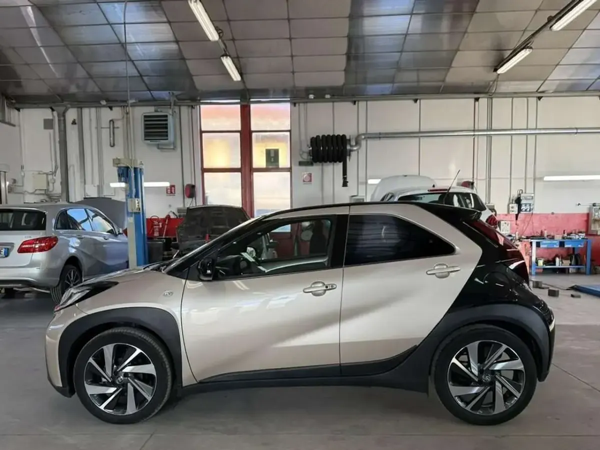 Usata Toyota Aygo X Lounge 72 CV (52 kW) 2022 Oro SUV