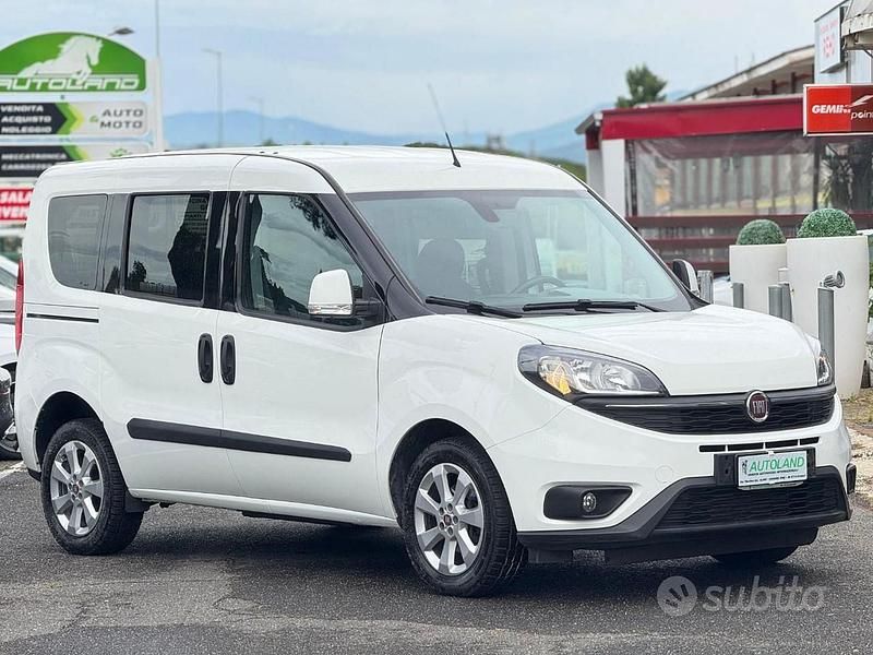 Usata Fiat Doblò 105 CV (77 kW) 2022 Bianco pastello Monovolume