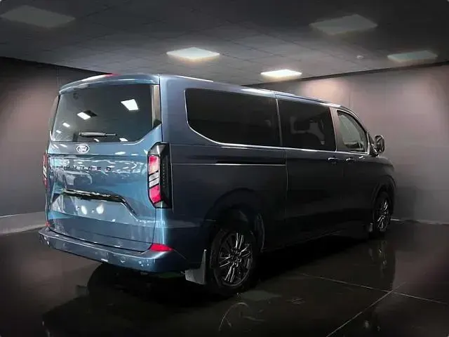 Usata Ford Tourneo Custom Titanium 136 CV (100 kW) 2024 Blu/azzurro(met.) Furgone