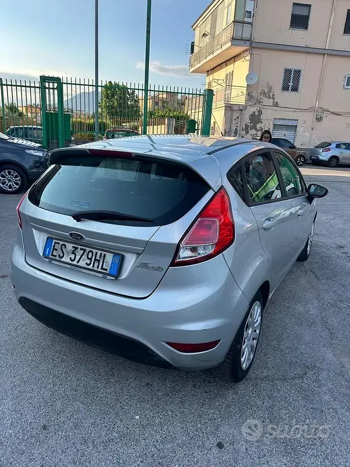 Usata Ford Fiesta 75 CV (55 kW) 2013 Grigio Berlina