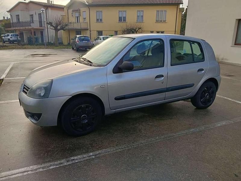 Usata Renault Clio II Campus 58 CV (42 kW) 1998 Argento Berlina
