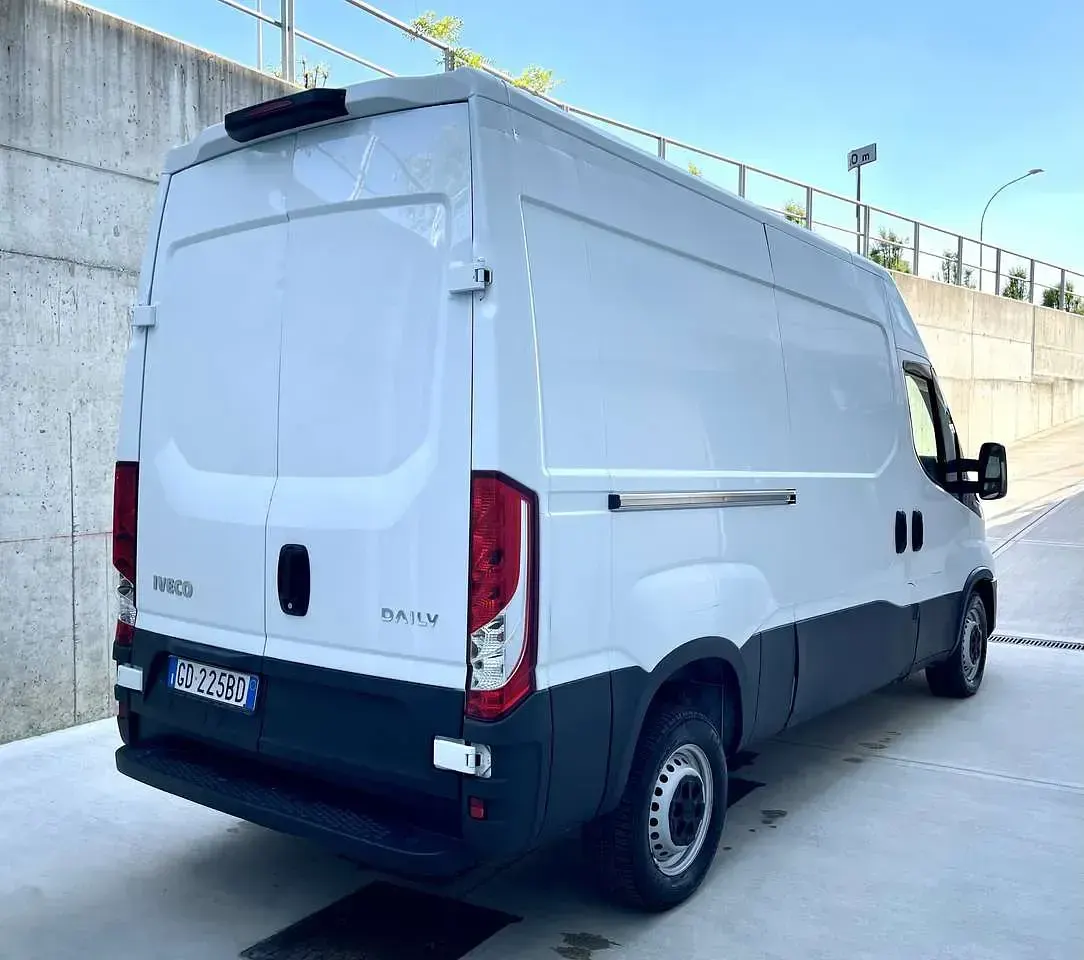 Usata Iveco 35.12 116 CV (85 kW) 2020 Bianco polare pastello Furgone