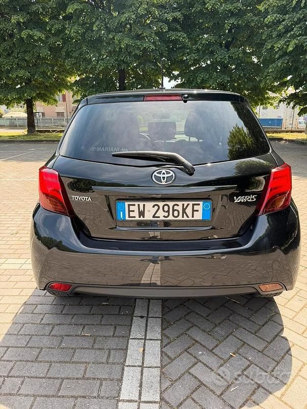 Second-hand Toyota Yaris Style 99 CP (72 kW) 2014 Negru Hatchback